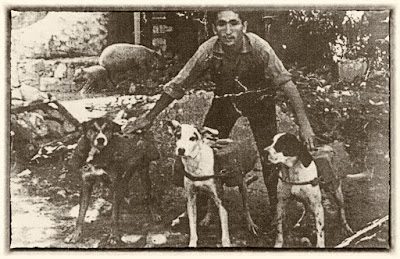 alt="imagen de un contrabandista con sus perros cargados"