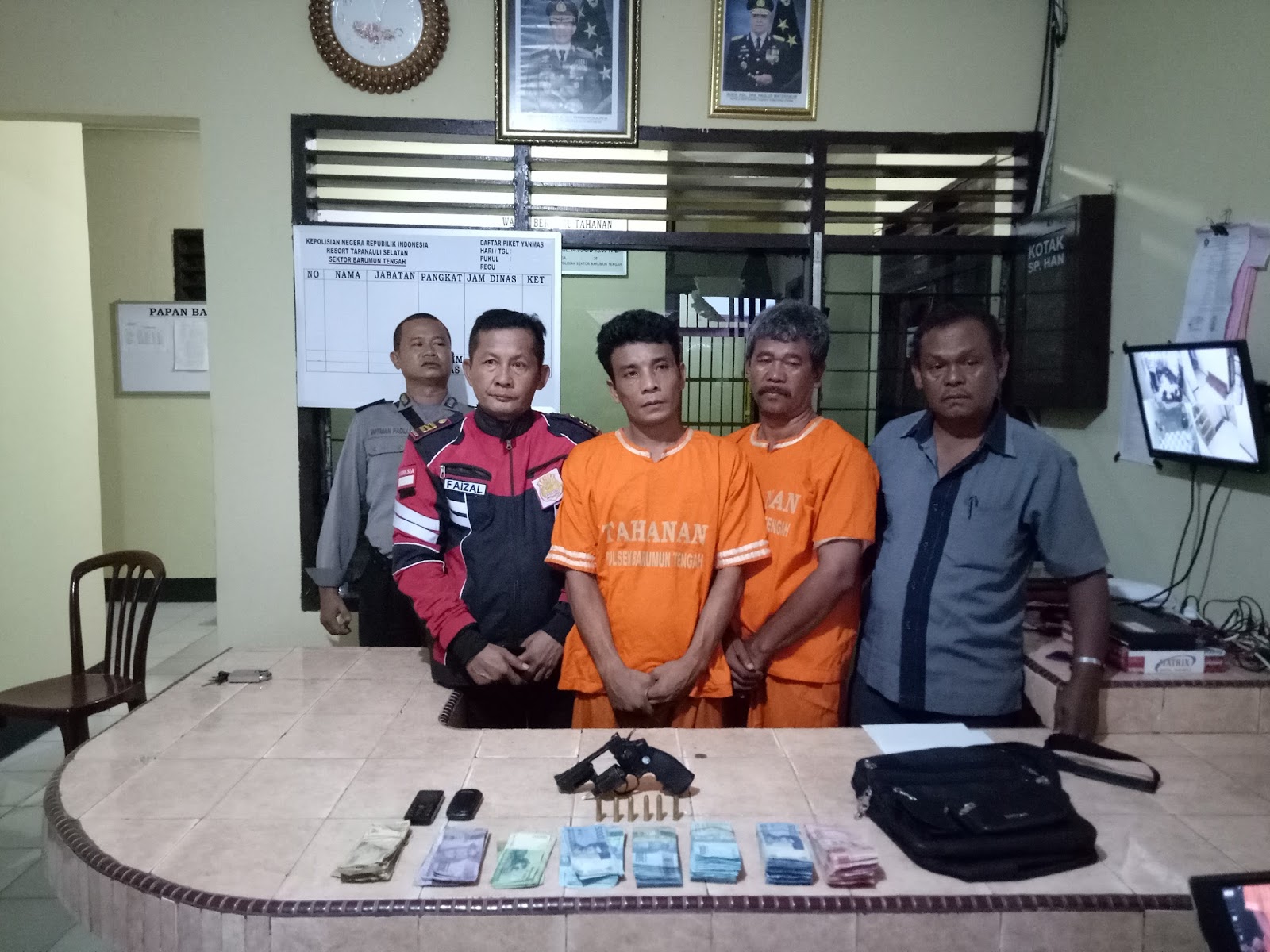 Otak dan eksekutor perampokan truk tanki minyak goreng curah diamankan Polsek Barteng. Otak dan eksekutor perampokan truk tanki minyak goreng curah diamankan Polsek Barteng.