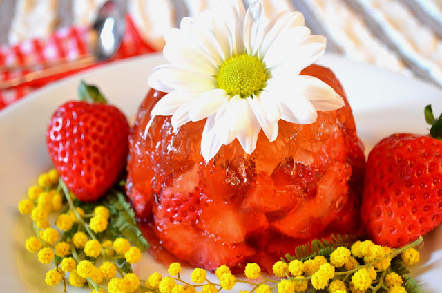 aspic di fragole con moscato e cannella/strawberry aspic with moscato wine and cinnamon