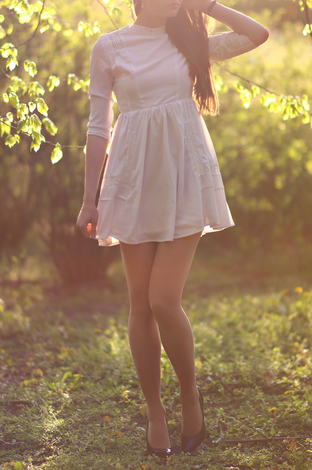 Biała rozkloszowana sukienka w stylu vintage, cieliste 