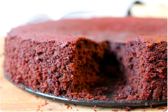 Extrem saftiger Schokolade Rote Beete Kuchen mit Crème Fraîche und Mohn - Slater Style