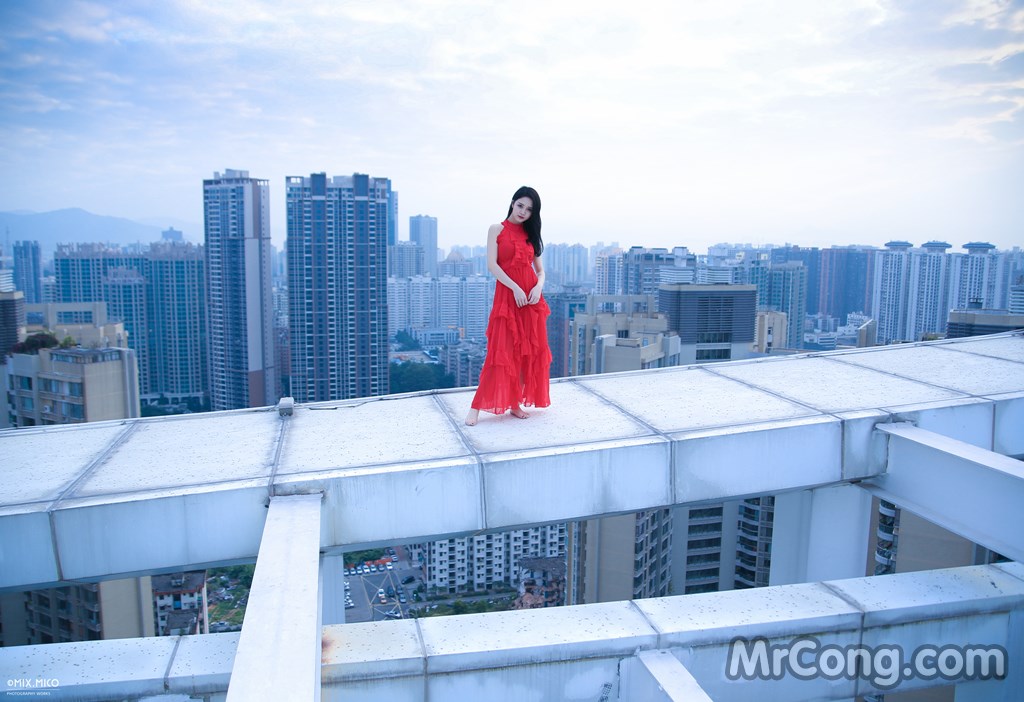 Beauty Crystal Lee ventured into blooming on the roof of a high-rise building (8 photos) photo 1-1