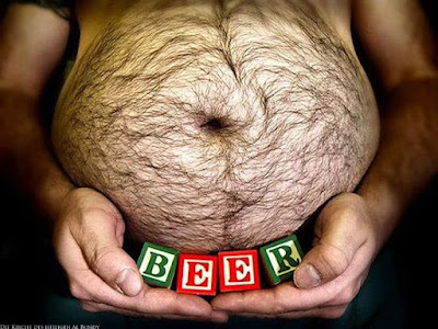 Lustiger behaarter Bierbauch - Spaßbilder Männer Lustiger behaarter Bierbauch - Spaßbilder Männer