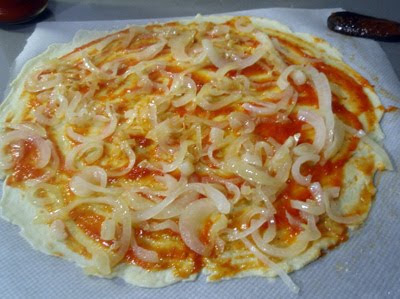 pizza: colocamos el tomate y la cebolla sobre la masa