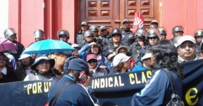Docentes y estudiantes de Puno exigen incremento salarial Docentes y estudiantes de Puno exigen incremento salarial