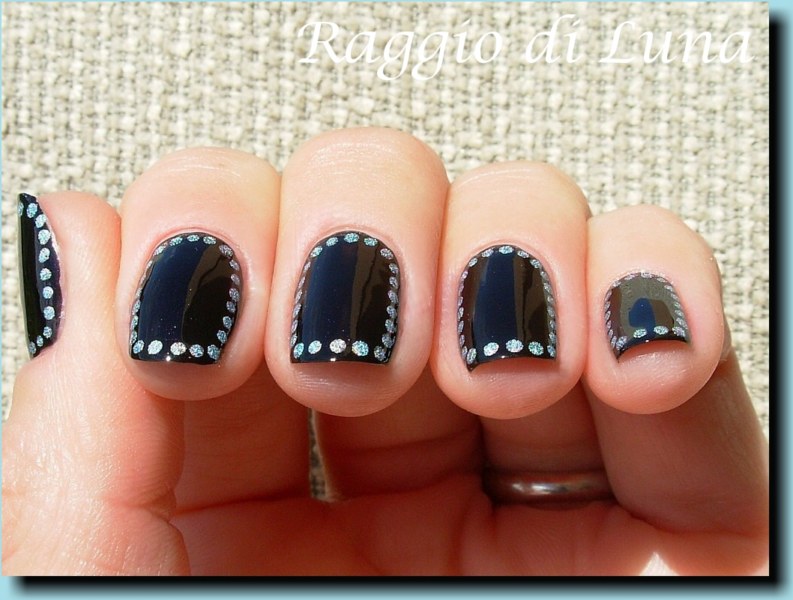 Raggio di Luna Nails: Dots frame manicure