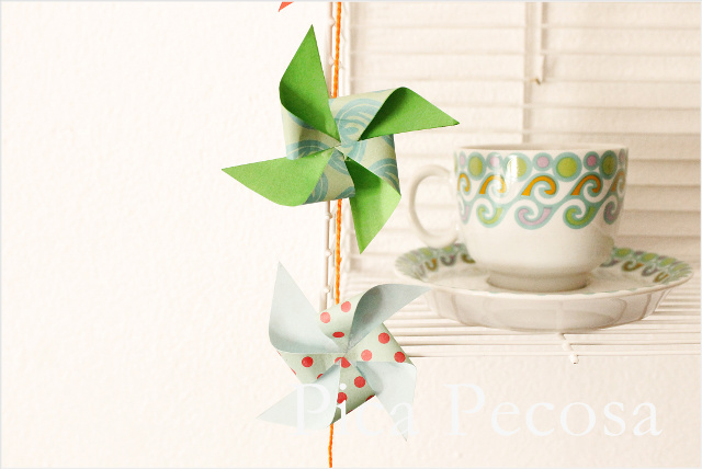 guirnalda-hecha-con-molinillos-de-papel-diy