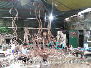 Foto proses pemasangan dan pengerjaan pembuatan  produk kerajinan ukir logam tembaga dan kuningan  oleh Jaya Indah Logam Art Gallery http://www.jayaindahlogam.com & http://www.jayaindahlogam.co.id
