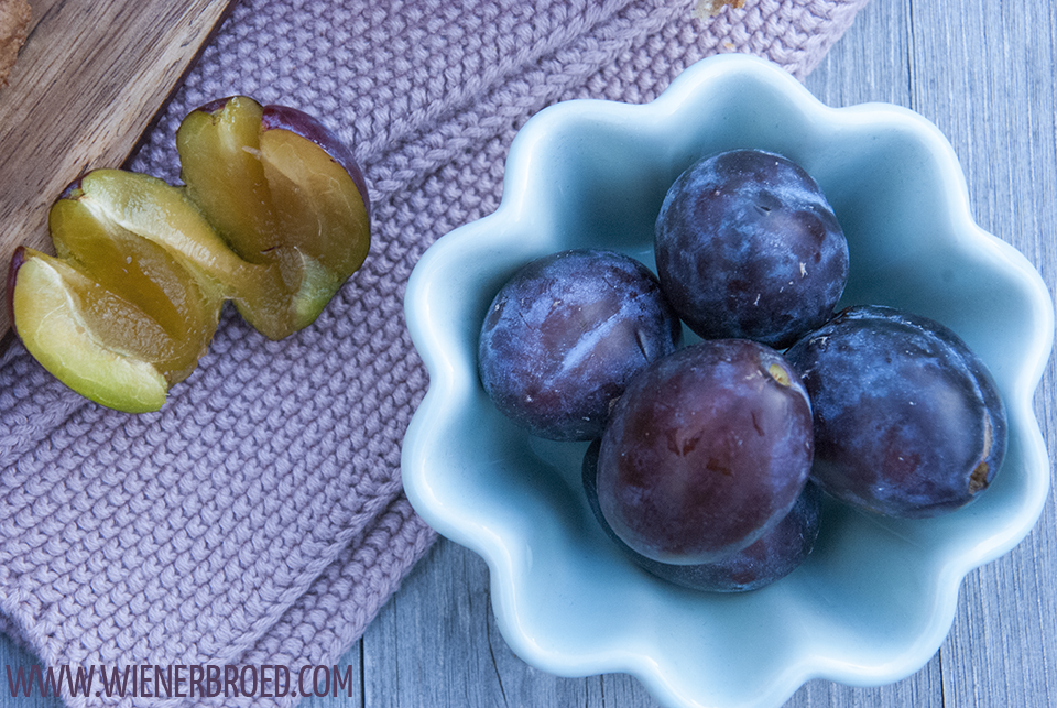 Rezept für Zwetschgen-Scones mit Zimt-Zucker-Kruste / Recipe for plum scones with sugar cinnamon crust [wienerbroed.com] rustikal mit Vollkornmehl, perfekt für den Herbst / a rustic recipe with whole wheat flour perfect for autumn