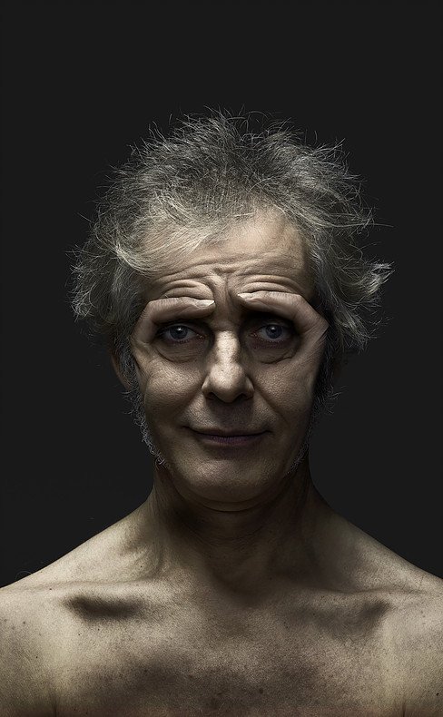 Mãos saindo pelo corpo nas bizarras fotografias e foto-manipulações de Babak Hosseiny e Jeffrey Vanhoutte Babak Hosseiny and Jeffrey Vanhoutte fotografia photoshop mãos saindo do corpo bizarro