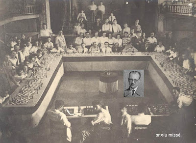 Rafael Lloréns dando unas simultáneas a 30 tableros en Arenys de Munt el 24 de noviembre de 1946