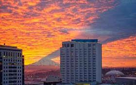 صور مدهشة لظل الجبل عندما ينعكس في السماء