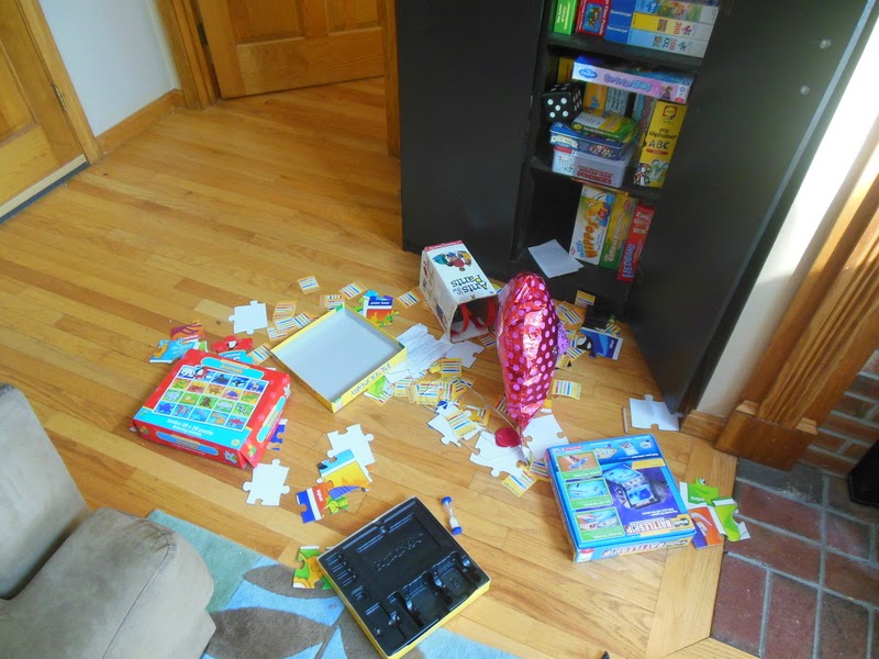 Full House, Messy House -- what do you get when you combine one mom, 5 kids, and a weeklong school vacation in the middle of February? Pretty much a nuclear disaster area!  {posted @ Unremarkable Files}