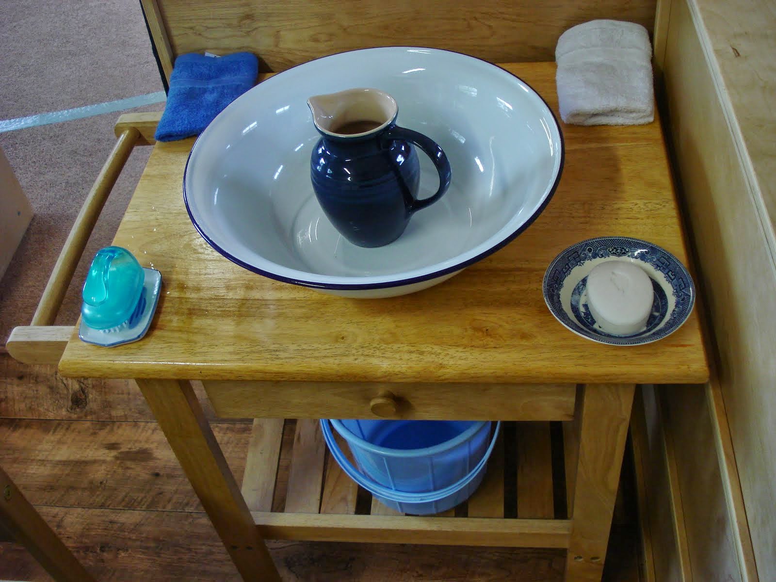 монтессори стол для стирки