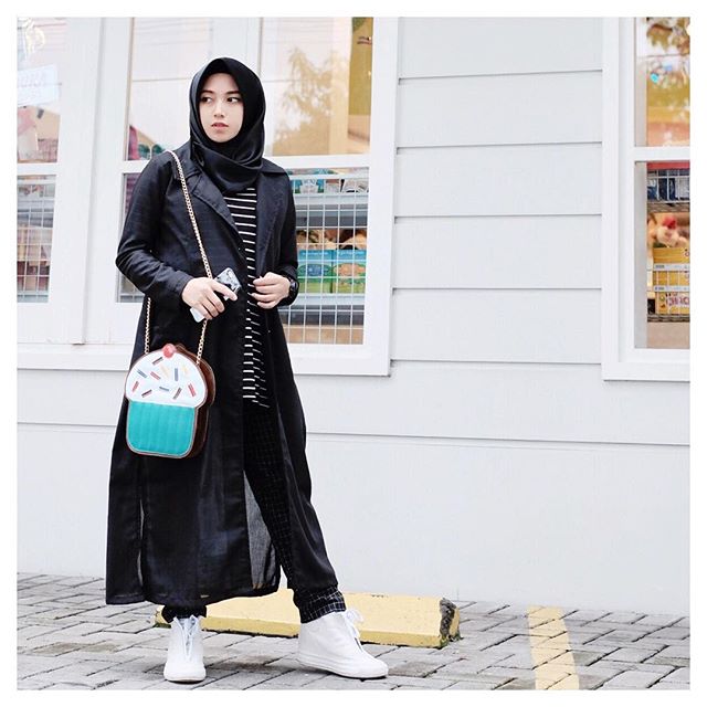 15 Gaya Remaja Muslim Modern Dengan Sepatu Putih
