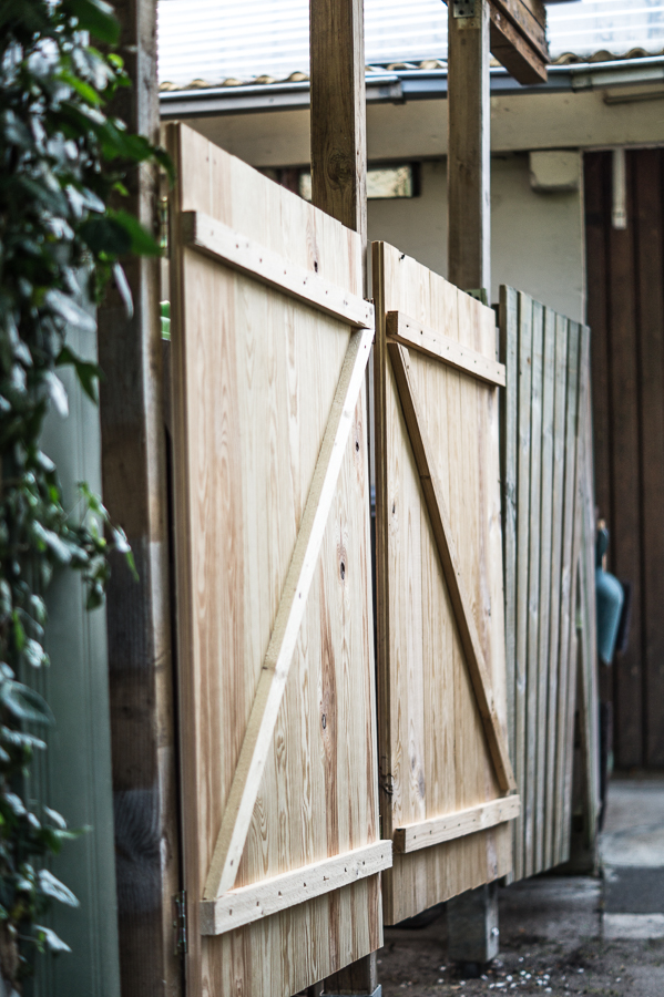 Blog + Fotografie by it's me! | fim.works | DIY: Unterstand für Mülltonnen und Schubkarre bauen | selbstgebaute Holztüren