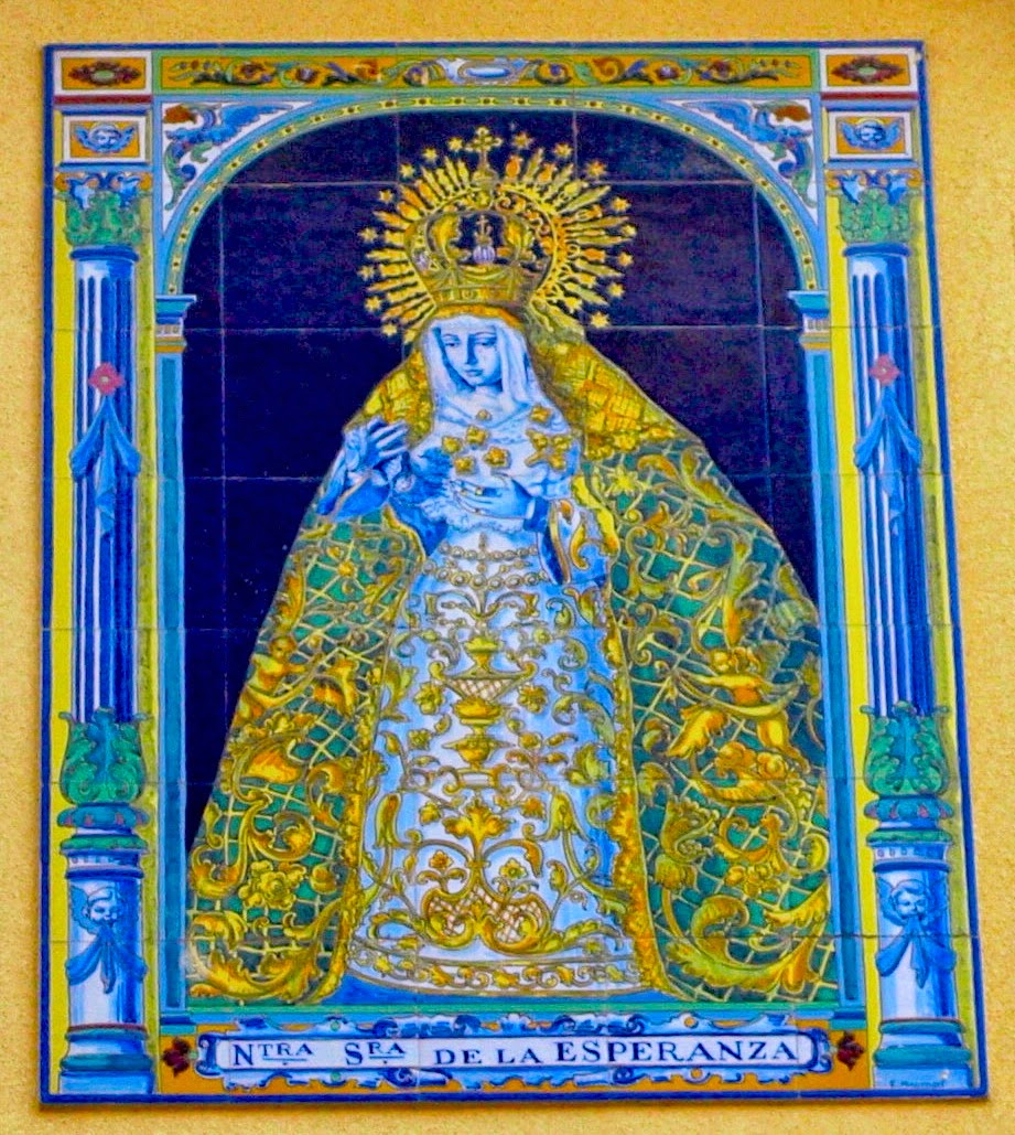 Sevilla Daily Photo: Un retablo cerámico de la Macarena.