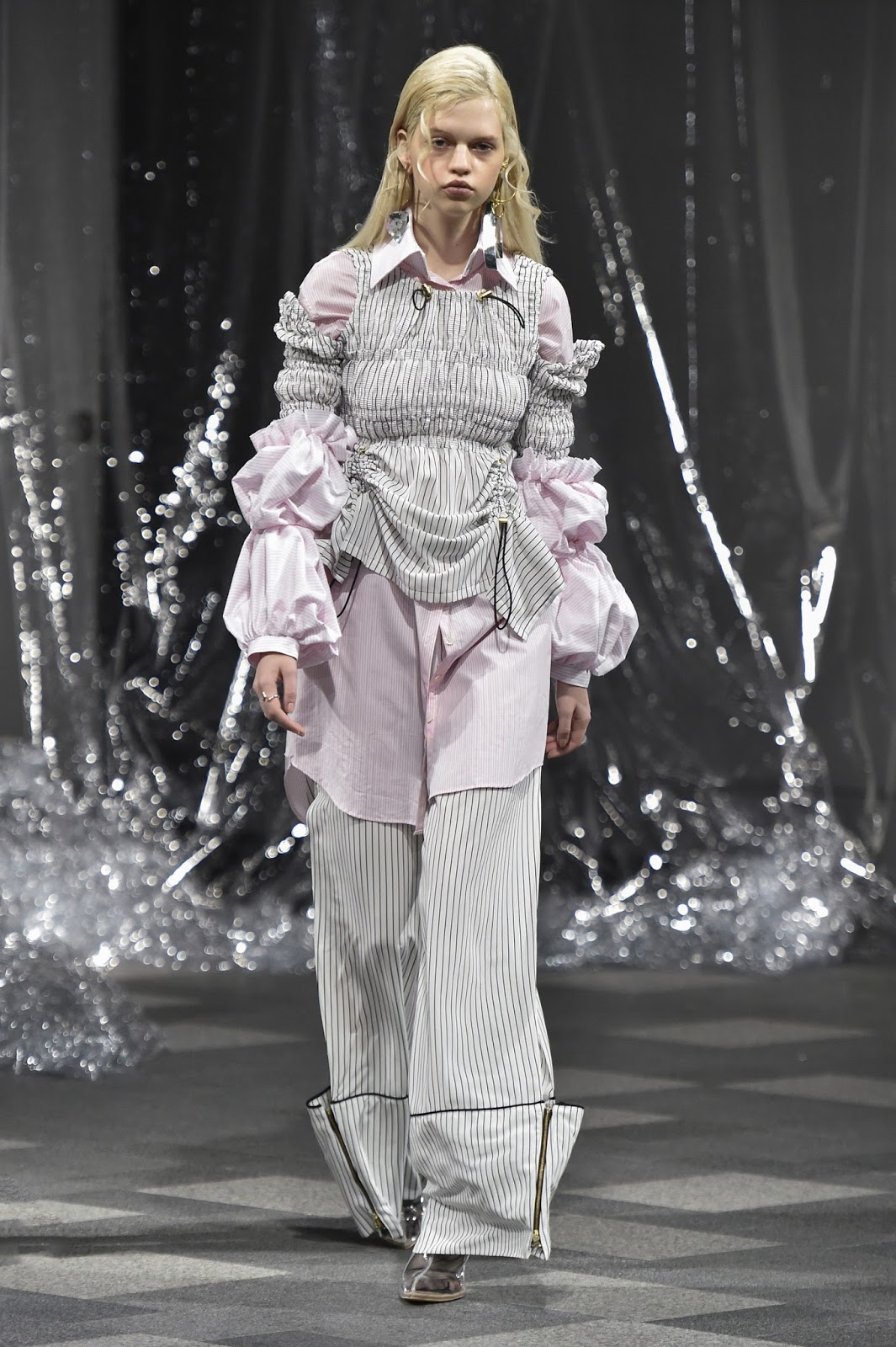 Cutting Edge on the Runway: AKIKOAOKI