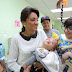 Doña Candy entrega juguetes a niños y niñas del hospital Robert Reid Cabral.