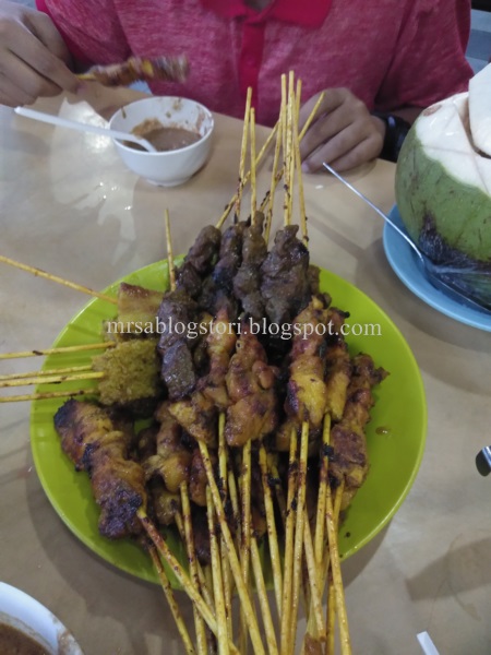 Makan Sate Di Restoren Sate Kajang Hj Samuri Mrs.A-makan-sate