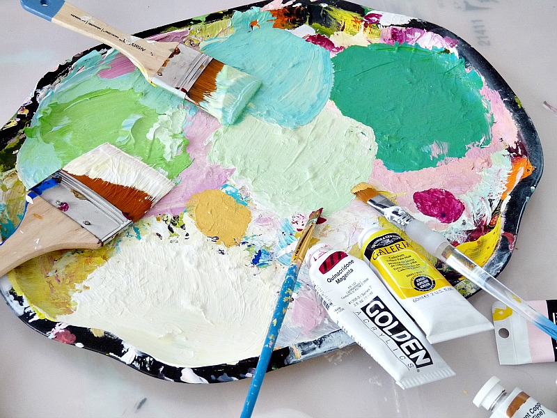 Use an old metal tray as a painter's palette