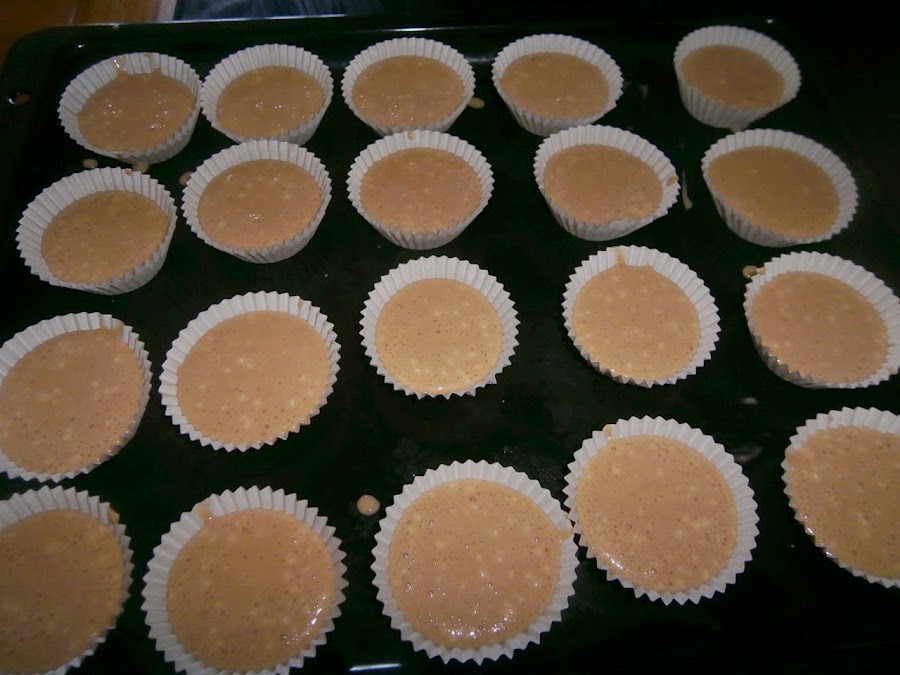 preparación magdalenas con leche condensada y fresas