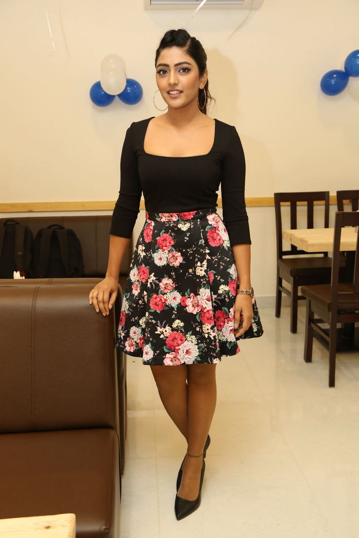 Indian+Girl+Eesha+Rebba+Long+Cross+Legs+