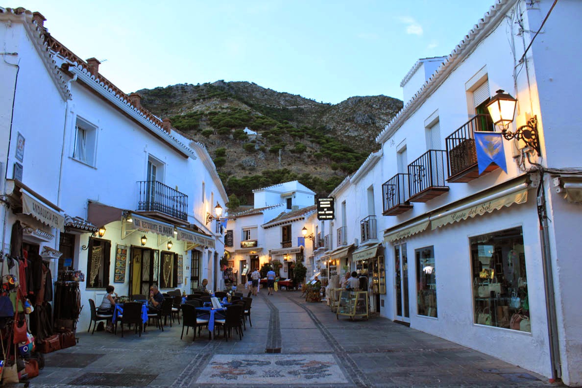 mijas-pueblo-pittoreski-andalusialainen-kyl-vuoren-rinteell