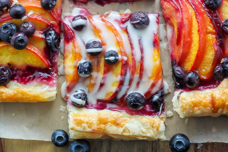 Easy Blueberry Peach Tart with Vanilla Glaze #desserts #sweets