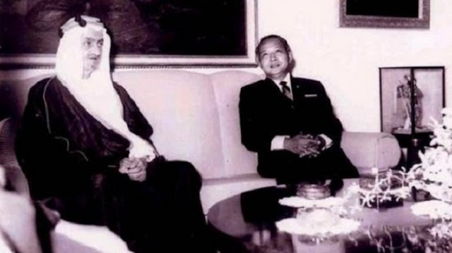 Pedang Emas Untuk Soeharto dan Sebilah Keris Untuk Raja Arab Saudi