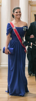 Robe Elie Saab / pochette Yves Saint Laurent