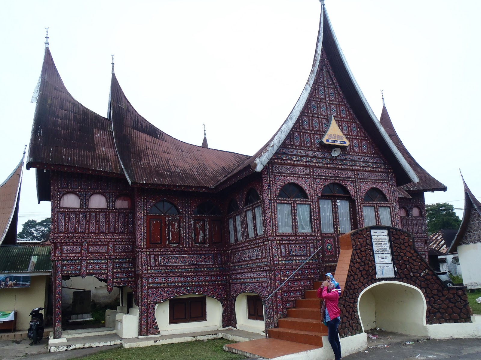 W Tajlandii i Indonezji: Minangkabau Rumah Gadang and its wooden panels.