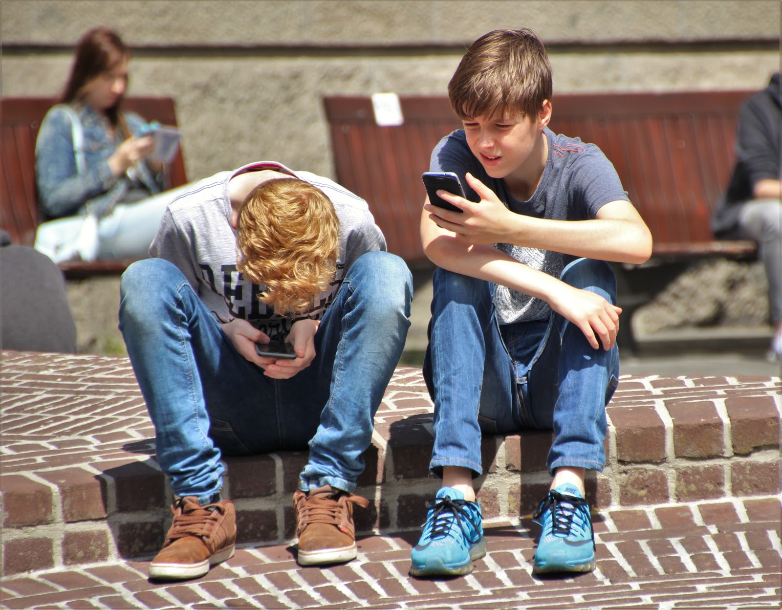A bunch of kids browsing their mobile phones
