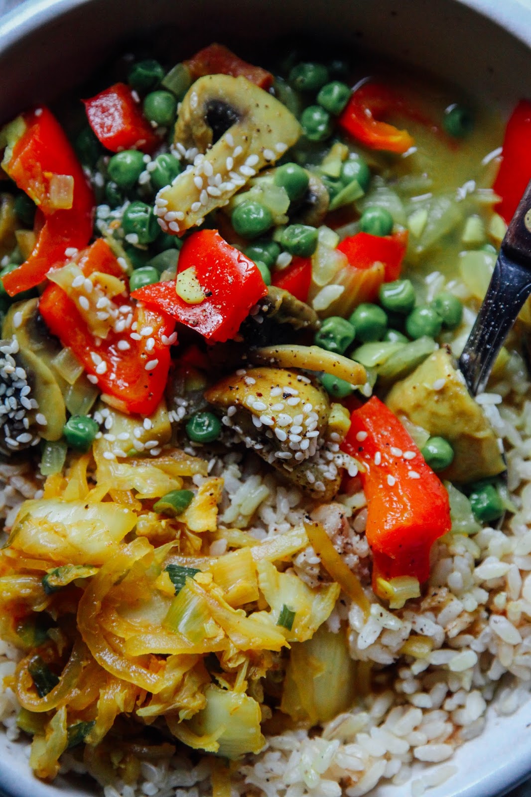 GREEN CURRY with MUSHROOMS, BELL PEPPER + PEAS This Rawsome Vegan
