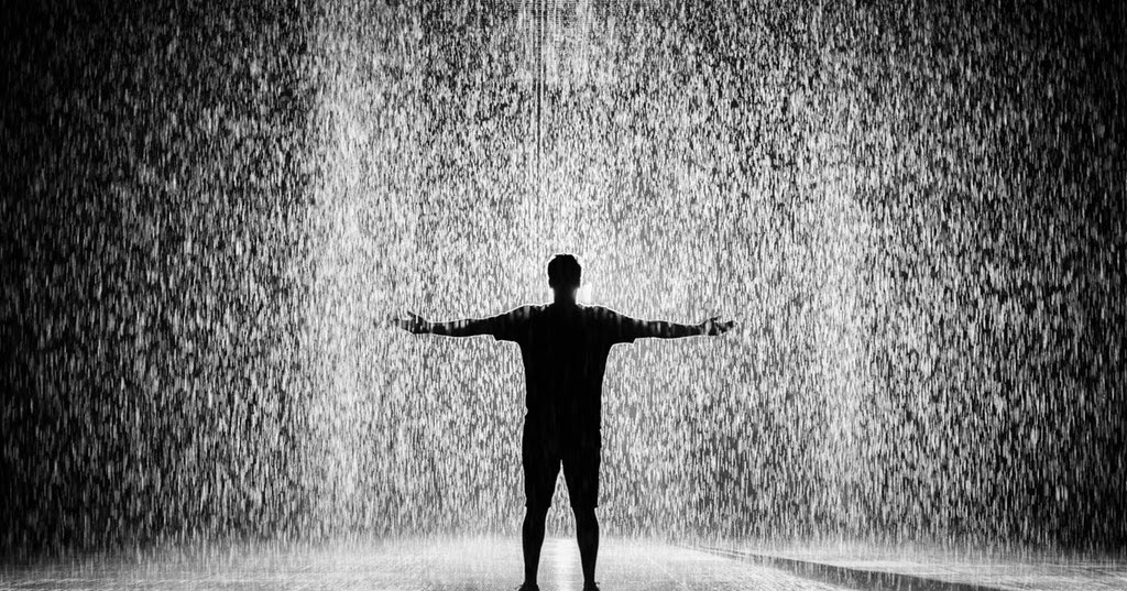 "It's raining pitchforks and hammer handles" nghĩa là gì?