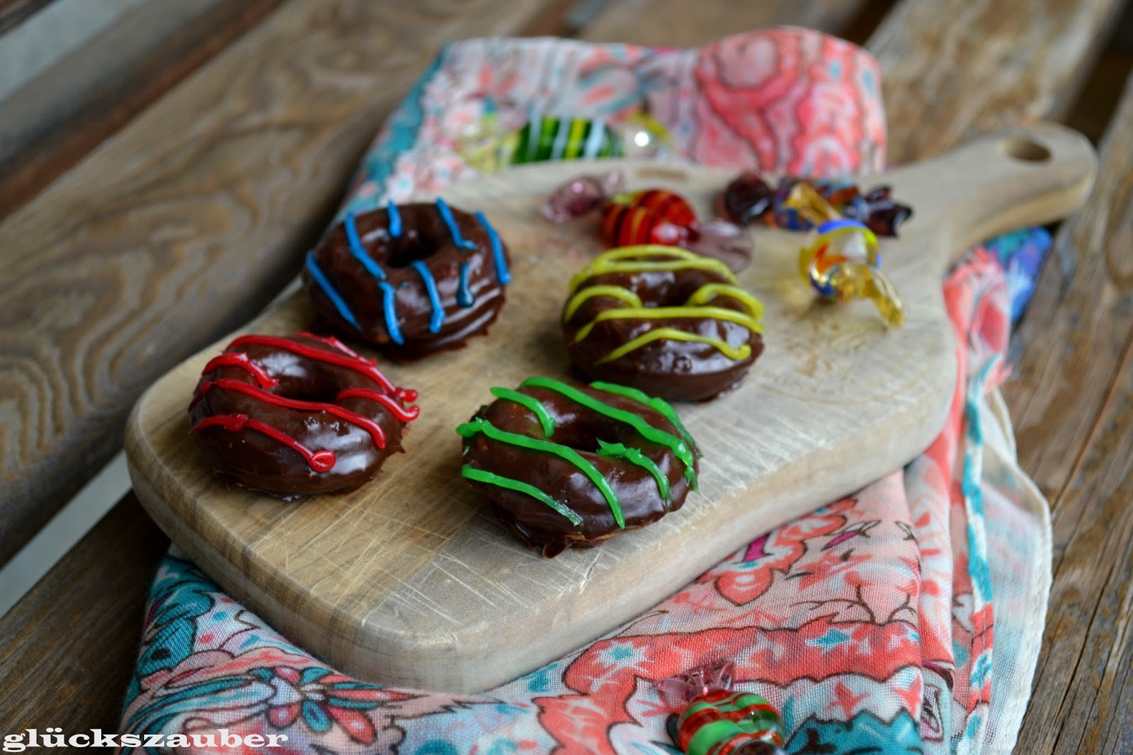 glückszauber : Mini-Schoko-Donuts mit bunten Streifen