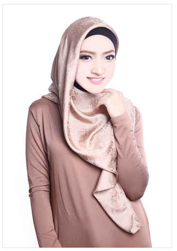 Contoh Model Hijab Modern Satin Segi Empat Motif Floral