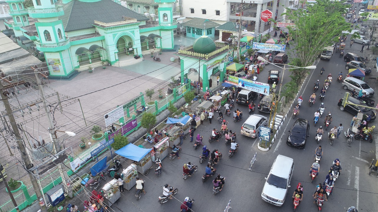 Aktivitas masyarakat di kota Kisaran menjelang Idul Fitri. Aktivitas masyarakat di kota Kisaran menjelang Idul Fitri.