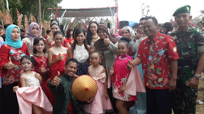 Peringati Sumpah Pemuda Belasan Model Fashion Show di Sawah Sekaligus Soft Launching Pasar Inis Sebagai Destinasi Digital Genpi