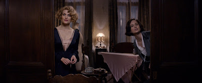 Katherine Waterston and Alison Sudol in Fantastic Beasts and Where to Find Them