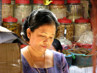 Покупатель в Phsar Thmei - центральный рынок в Пномпене, Камбоджа Есть и быть EatAndBe.ru