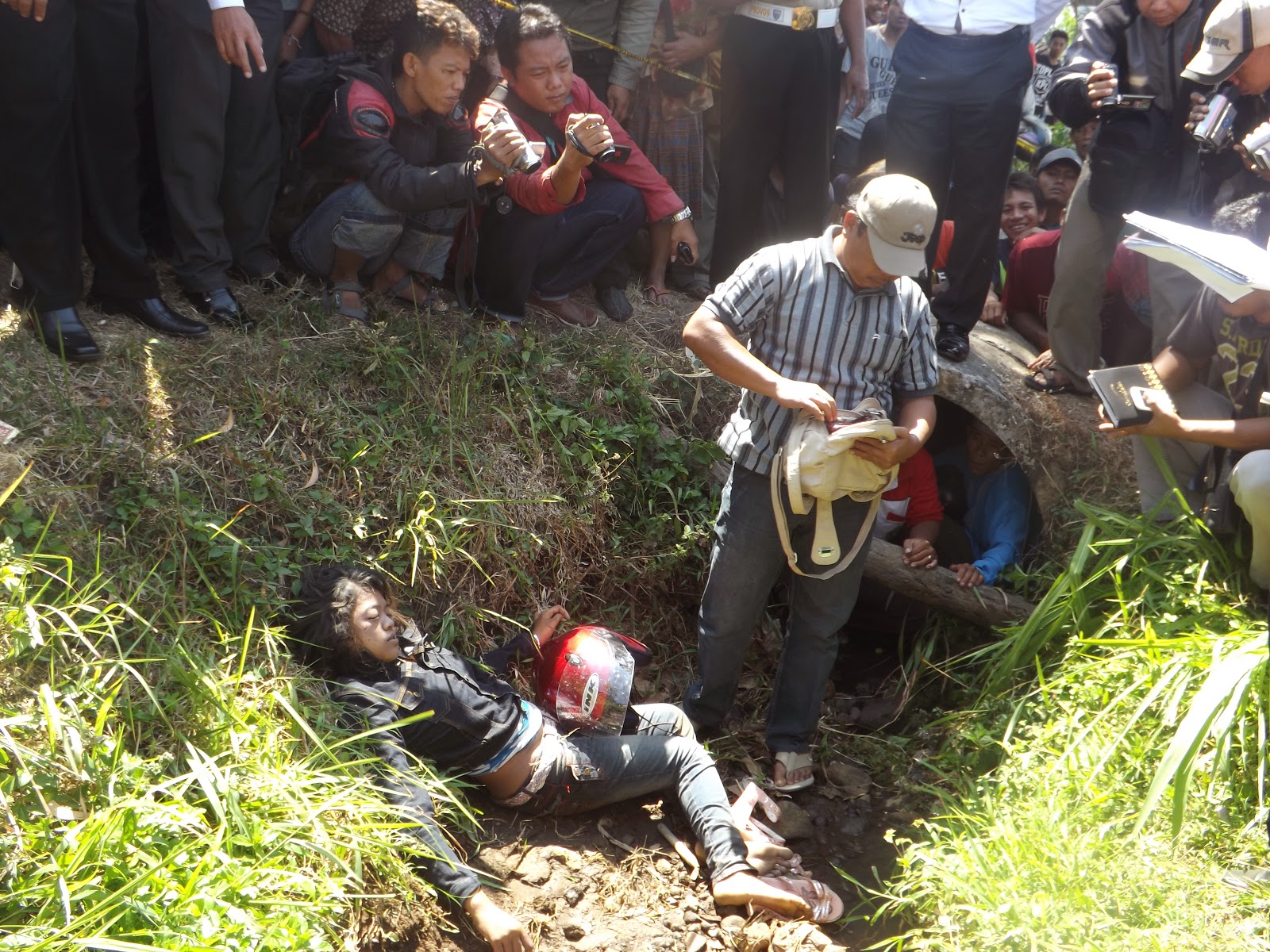 GADIS BELIA DI TEMUKAN TEWAS DI BUNUH DAN DI BUANG DI PARIT PINGGIR JALAN DESA