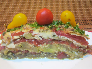 Salata calda de dovlecei, rosii si branza