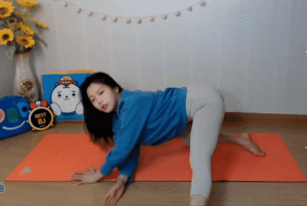 레깅스 입고 요가자세 알려주는 말복이언니- 디쁠