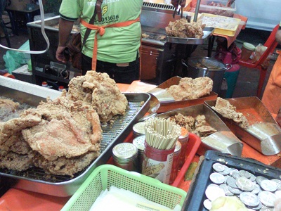 Sambil Berdendang Biduk Hilir Sedapnya Uncle Bob Upss Sambil Beratur Sempat La Tgk Diorang Goreng Ayam Yang Besar Dua Tapak Tangan Dan Xde Tulang Dah Gaul Dgn Tepung Dalam Deep Fry Siap Ada 4 Tempat