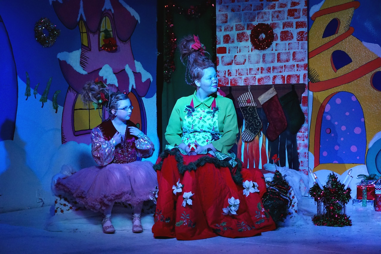 PHX Stages: photos - HOW THE GRINCH STOLE CHRISTMAS! - Ghostlight Theatre