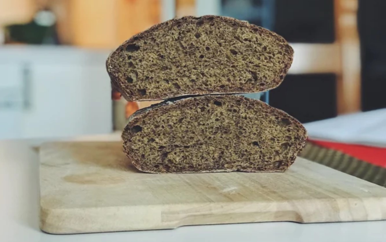 Простой рецепт цельнозернового хлеба. Десертный хлеб. Цельнозерновой хлеб. Черный хлеб. Черный цельнозерновой хлеб.
