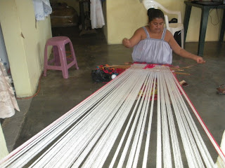 artesana de telar de cintura trabajando