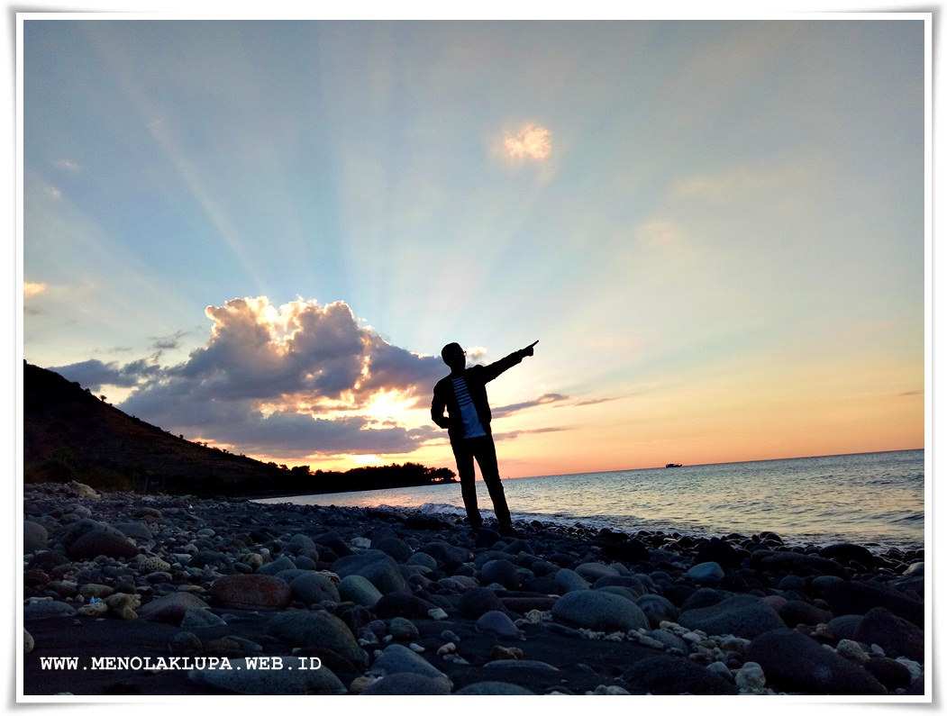 Menjamu Senja Di Pantai Mantau Kata Adalah Mantra