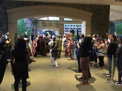 4 Photos: Americans file out to catch a glimpse of visiting Ooni of Ife